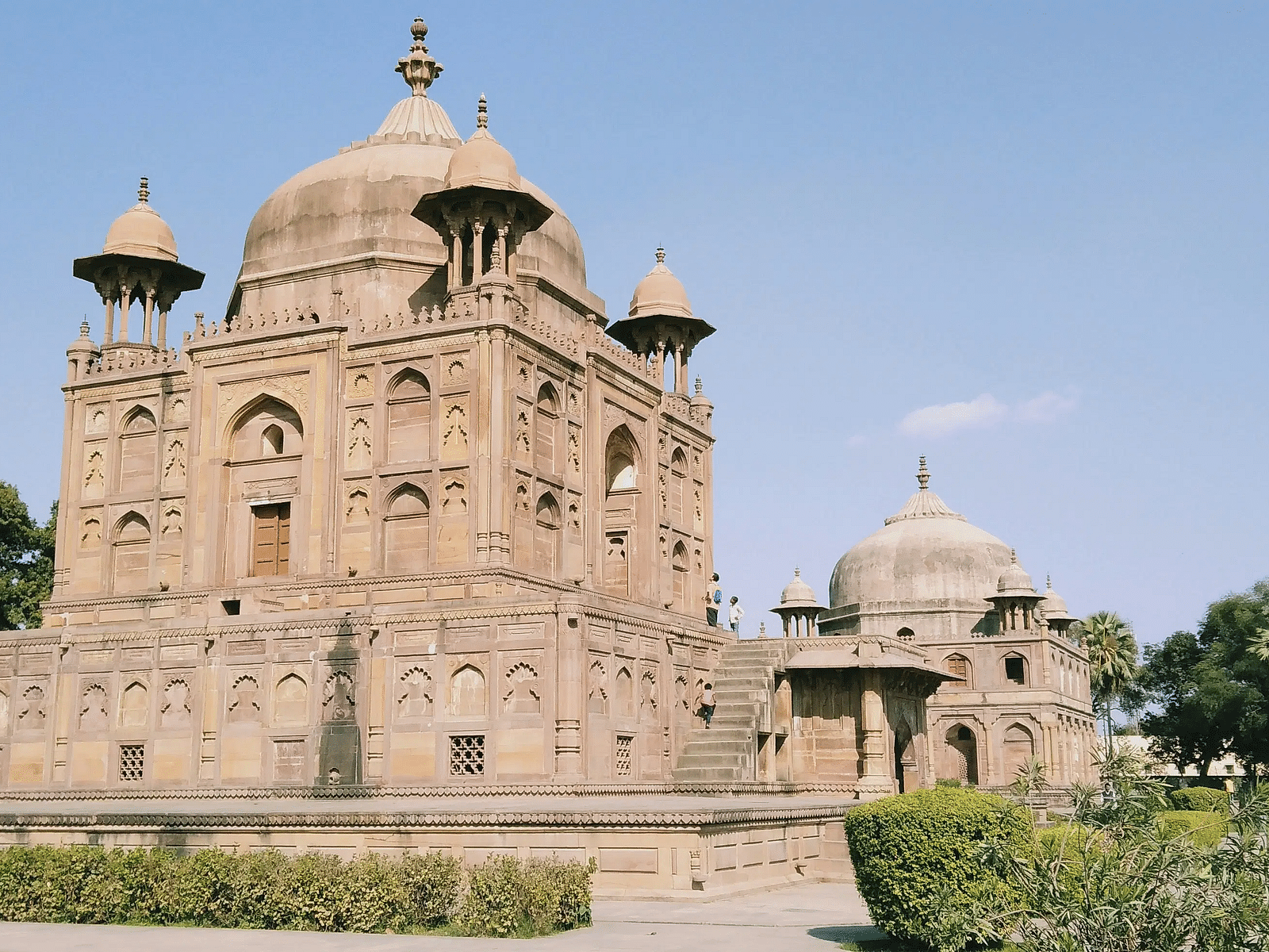 Khusro Bagh surrounded by green gardens wn8sv6