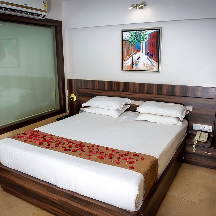 Adamo Resort Matheran - Deluxe villa bedroom
