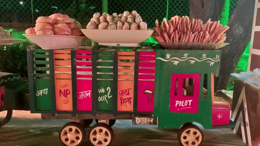 a lorry shaped tray on which food servings are kept - Zara's Resort 