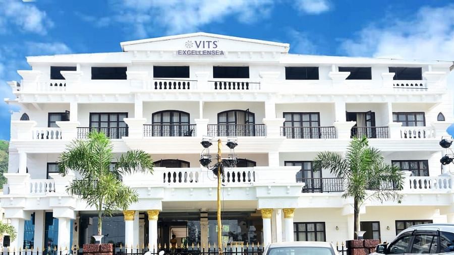 Vehicles parked in front of the hotel - VITS ExcellenSea, Dapoli
