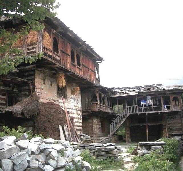 Image of a wooden house at Old Manali