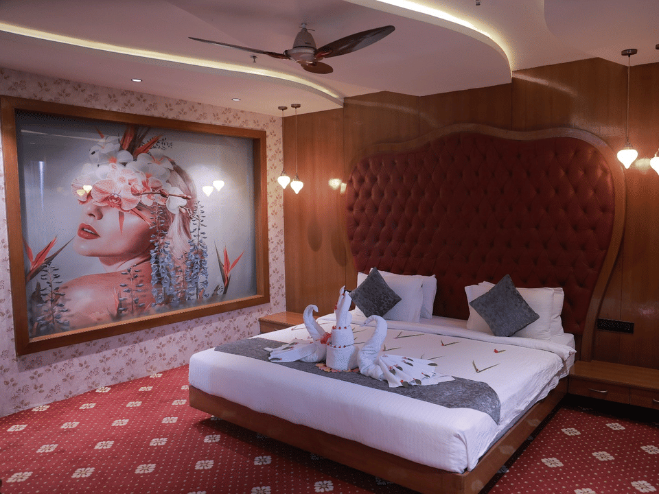 Skyline by Miraya, Sky Suite, King bed beneath the portrait artwork