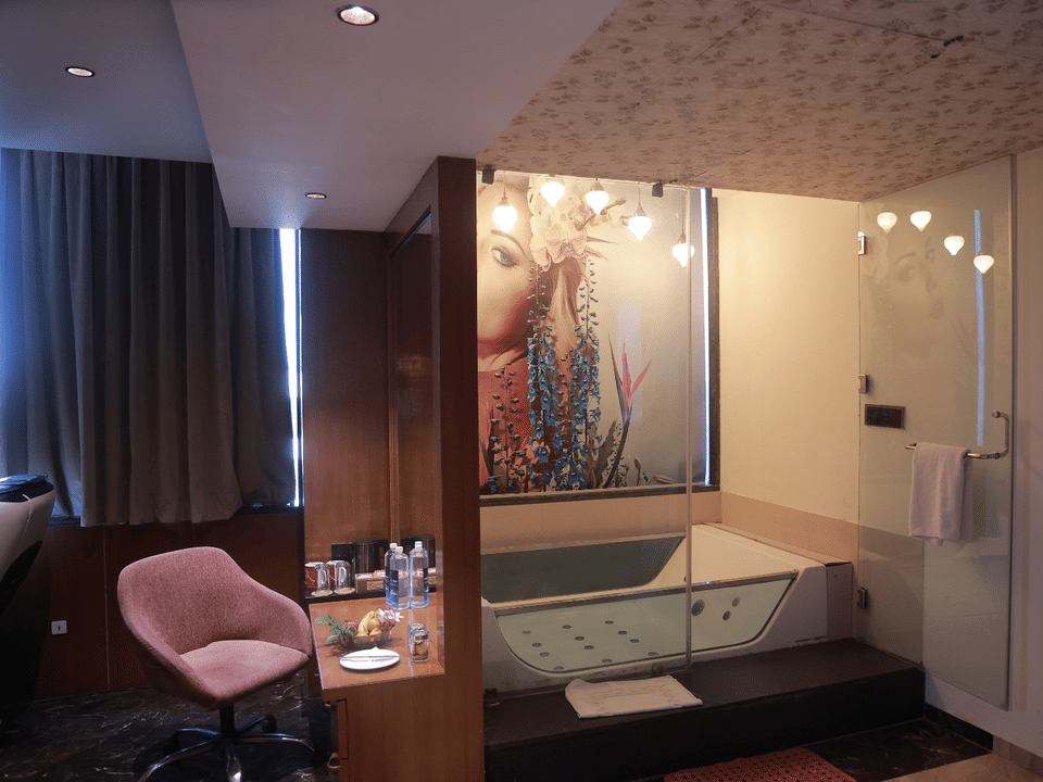 Skyline by Miraya, Sky Suite, Jacuzzi in the suite bath