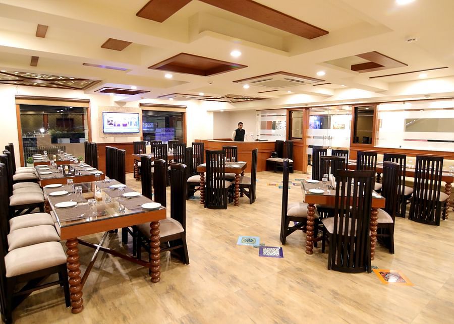 Seating arrangement at the Restaurant 1 - Udman Hotel Haridwar