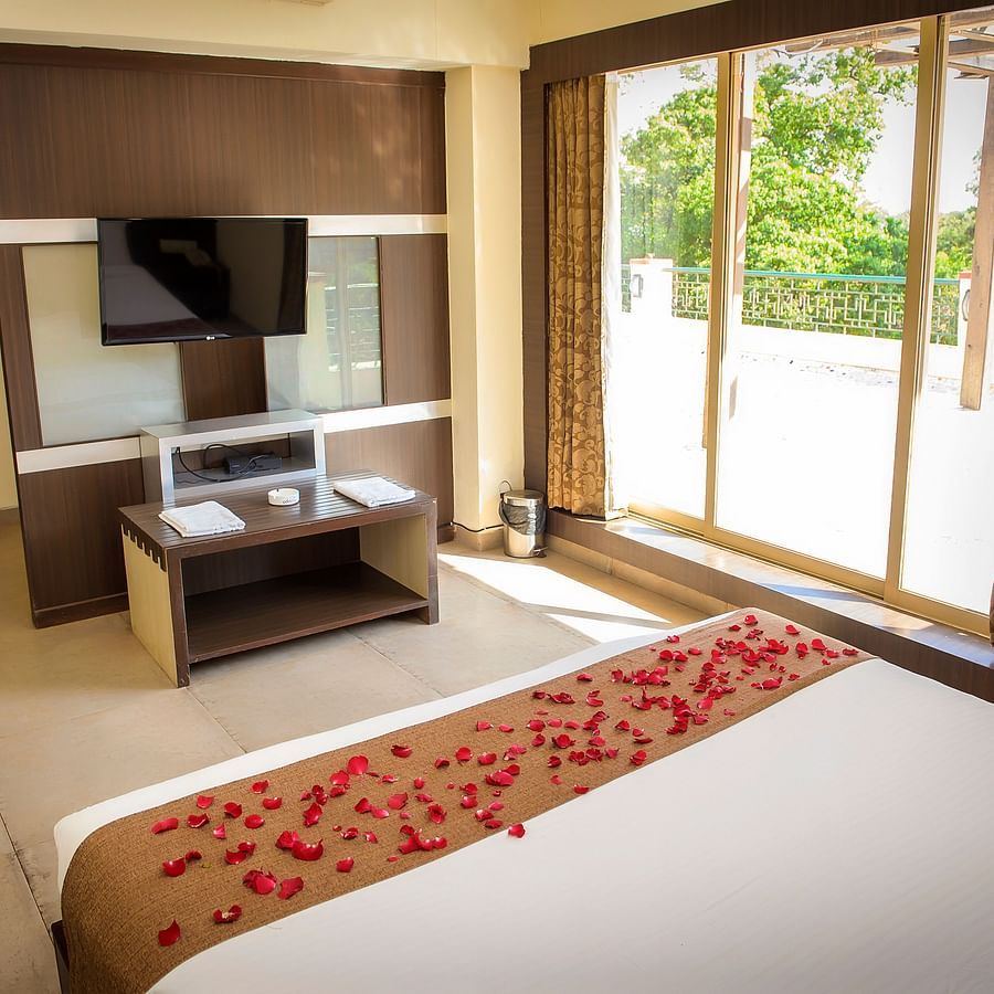Adamo Resort Matheran - Royal Suite bedroom view 1