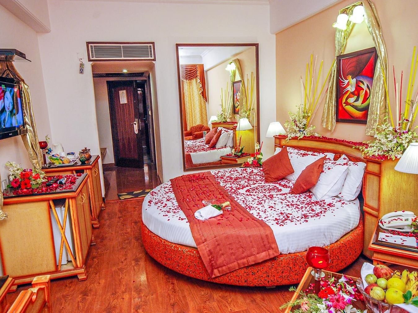 A side view of a room with a round bed and TV | Sun Park Hotel & Banquet, Chandigarh - Zirakpur