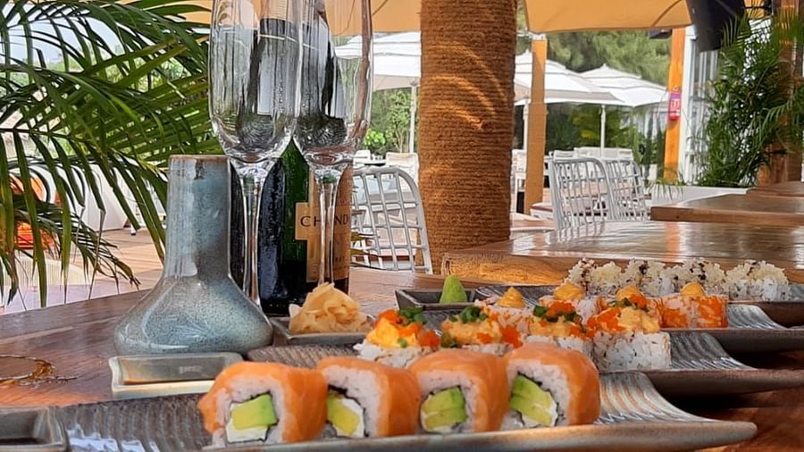 Restaurant in Morjim, Living Room Beach Resort 5