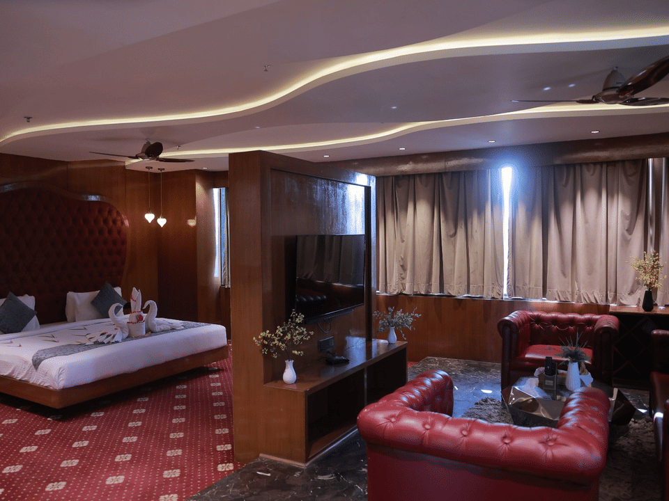 Skyline by Miraya, Sky Suite, Suite bedroom with lounge seating
