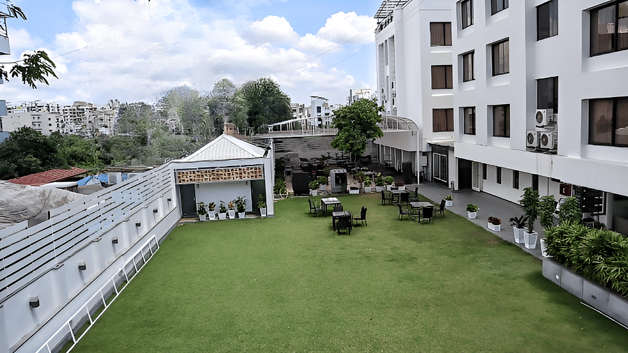 An image of spacious lawn area at the legend inn in the day time