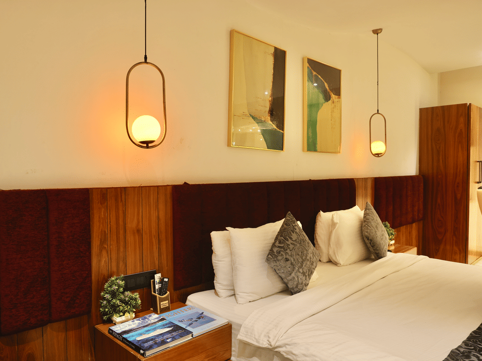 Club Suite, Bedside seating and reading table