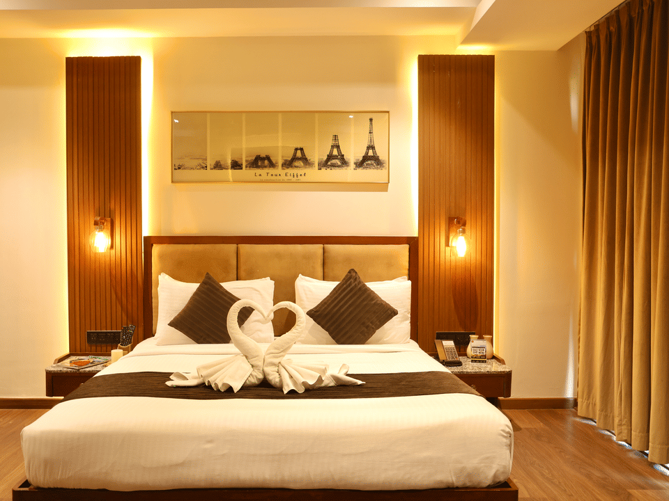 Premium Room, Bed beneath the framed skyline print