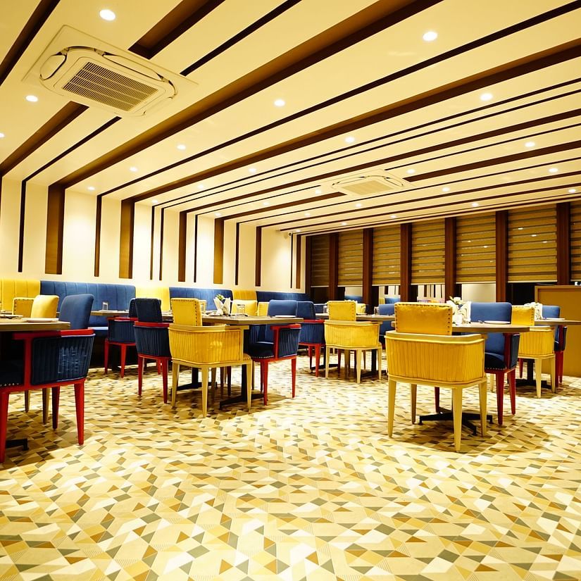 Dining arrangement in a restaurant at Five Elements Hotels Maplewood Premier