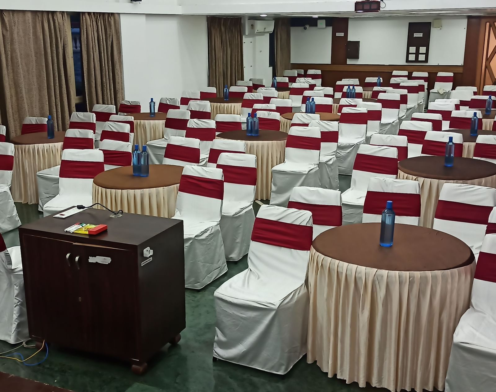Banquet-style arrangement with a mix of round tables and theatre seating in a spacious hall at Mayur Retreat.
