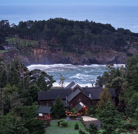Waves of Mendocino coast crashing against the shore situated behind a hotel - Brewery Gulch Inn & Spa